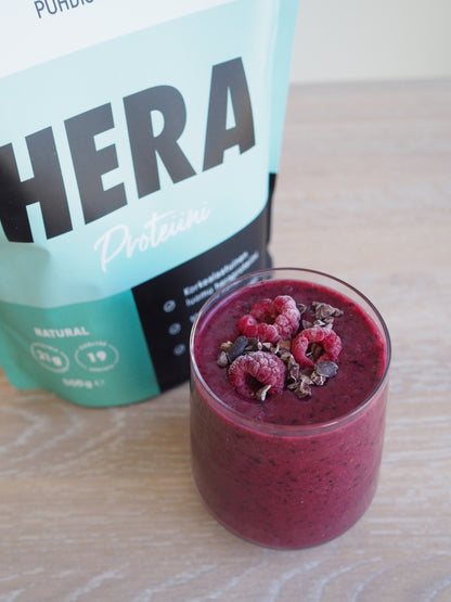 Puhdistamo Hera luomu heraproteiinijauhe natural 500g smoothiessa vadelmien ja kaakaon kera TerveysVoima verkkokaupasta